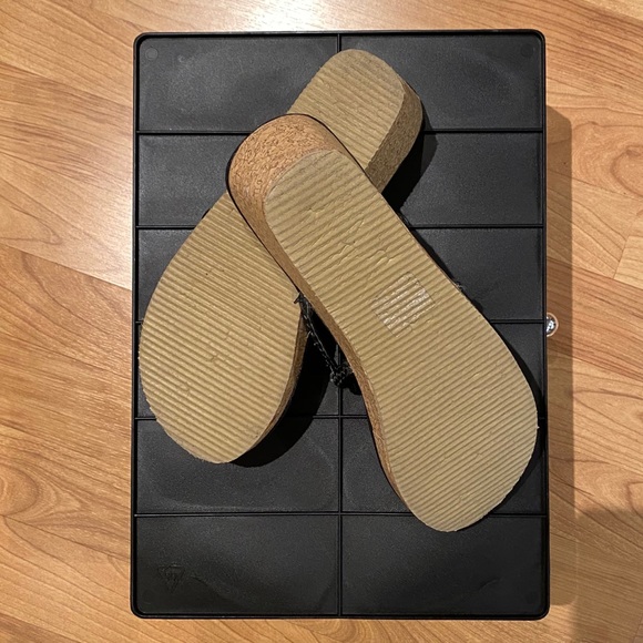 Expression Thong Sandals - Picture 4 of 4